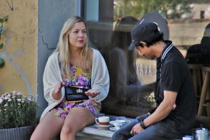conversation entre un homme et une femme sur la terrasse d'un café
