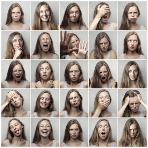 25 photos d'une femme mimant différentes émotions