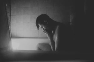 photo en noir et blanc d'un homme dans une baignoire