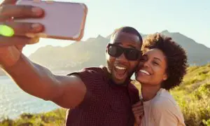 couple qui prend un selfie